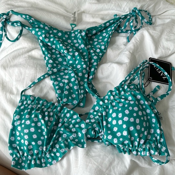 Bikini - Picture 3 of 3